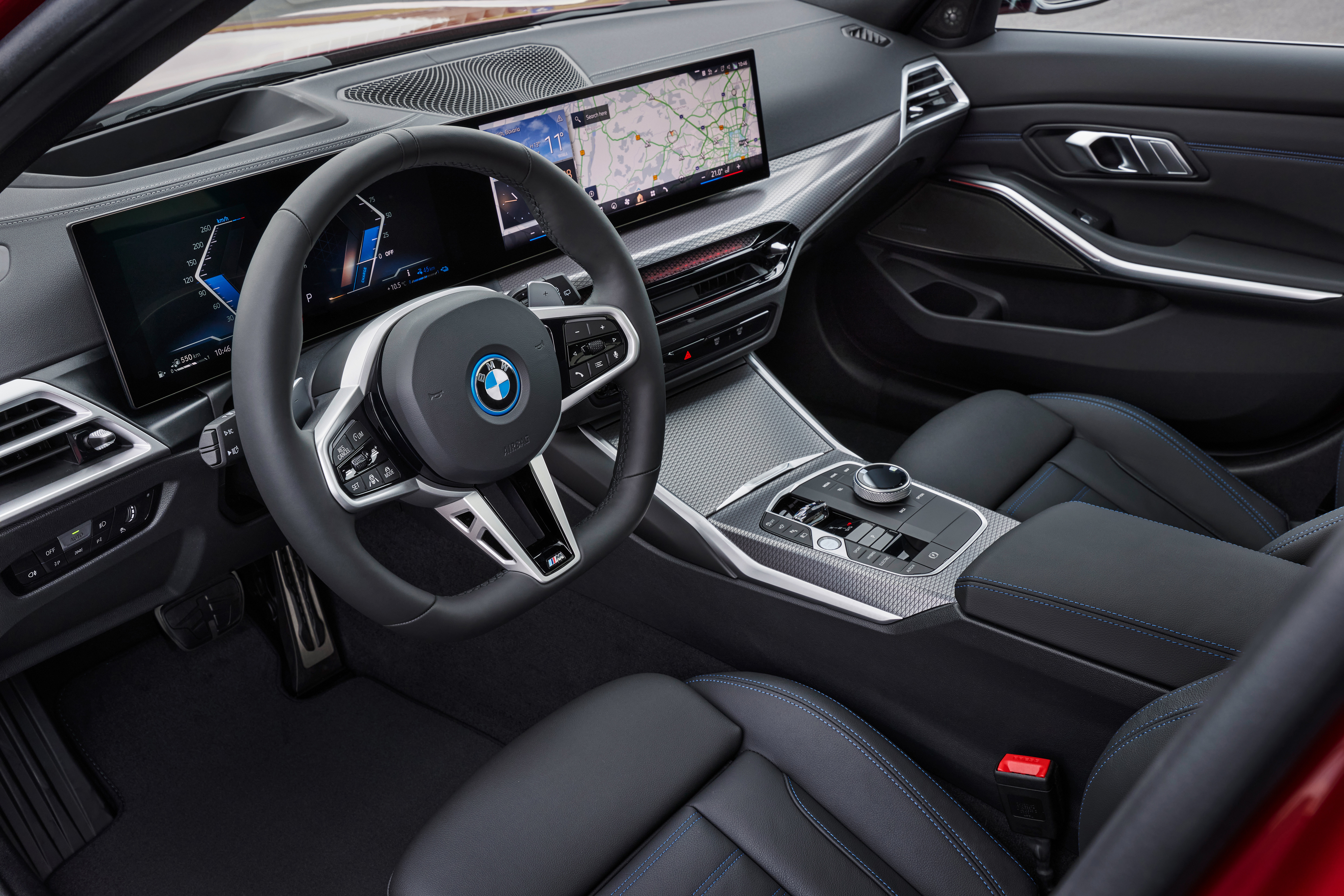 P90549665_highRes_the-new-bmw-330e-tou